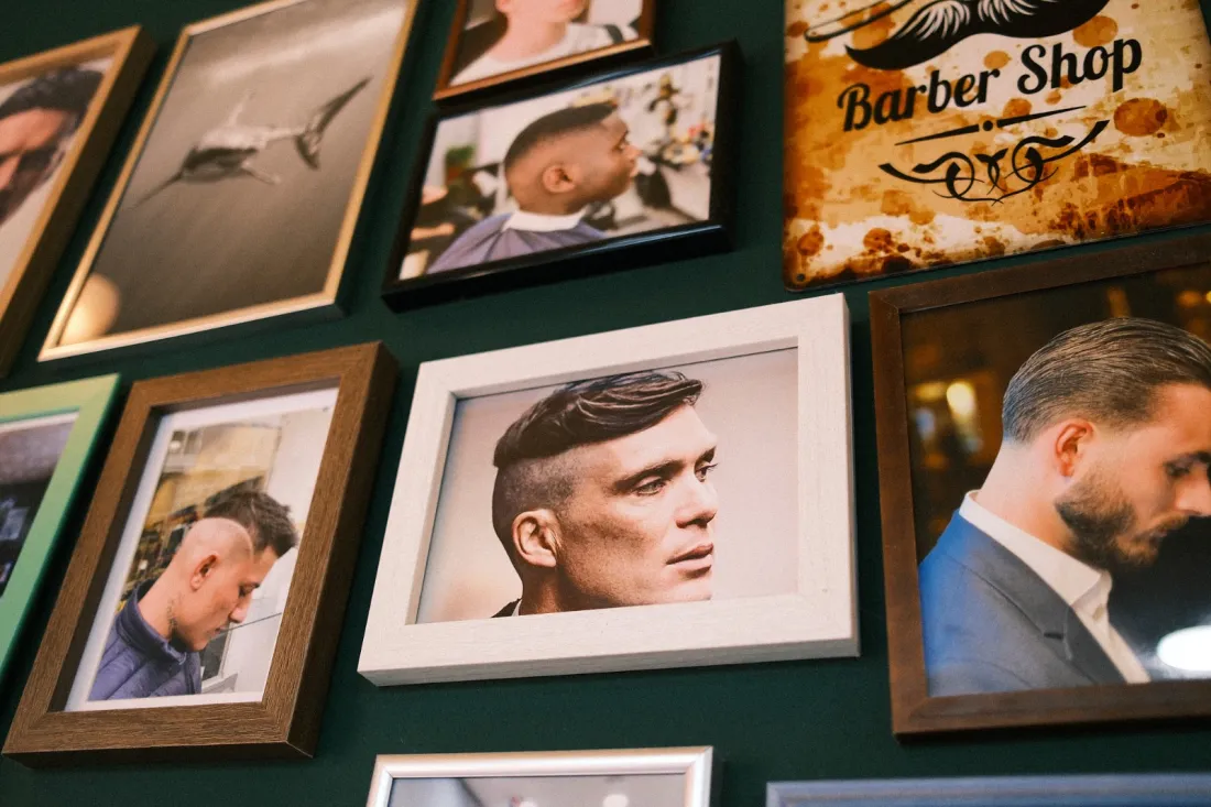 Wand mit klassischen Herrenfrisuren
